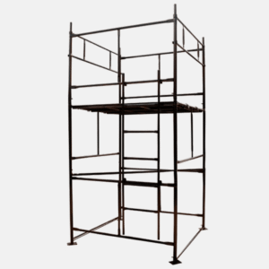 Andaime metálico alto com plataforma superior e rodízios, usado em serviços de construção e manutenção em altura.