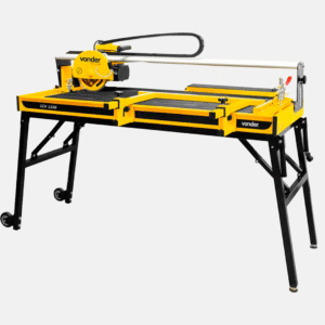 Cortador de cerâmicas e porcelanatos com bancada integrada para cortes precisos em peças grandes.